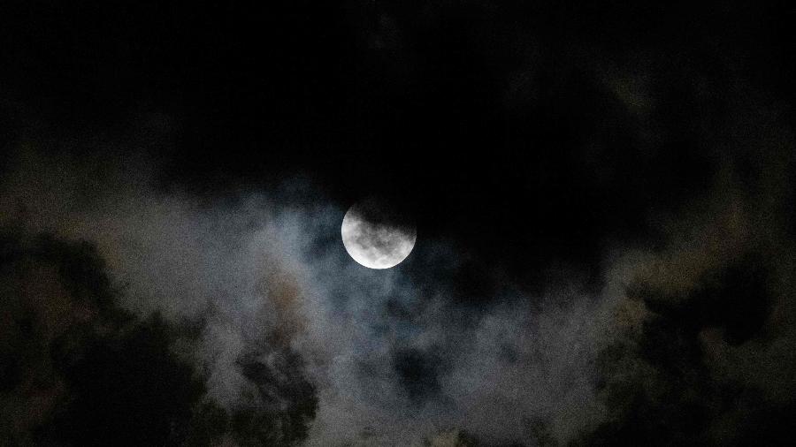 Céu com eclipse parcial da Lua; visualização depende de condições meteorológicas do local