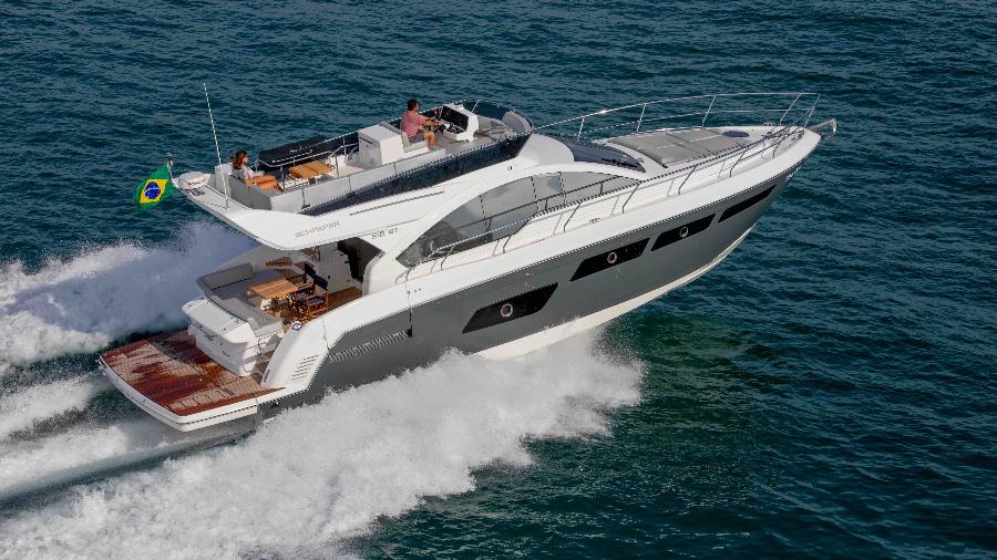 Lancha de luxo com 50 pés (15 metros) da Schaefer Yachts custa R$18 mil a diária para até 16 pessoas