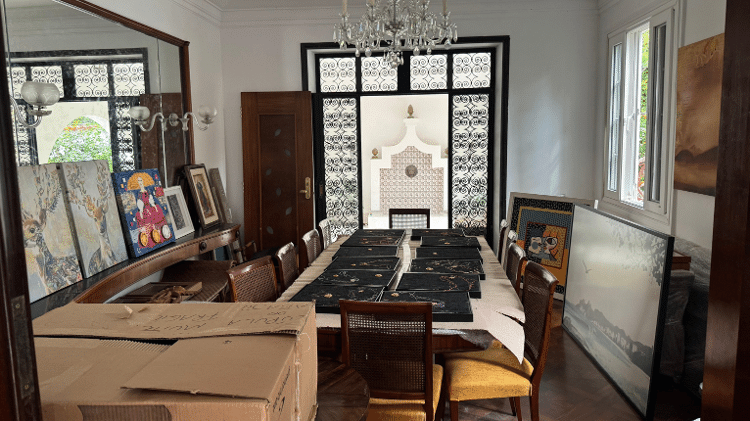 A sala de jantar permanece similar à que aparece no filme, com uma mesa imponente de dez lugares e ums a vista que dá direto para uma fonte na área externa da residência