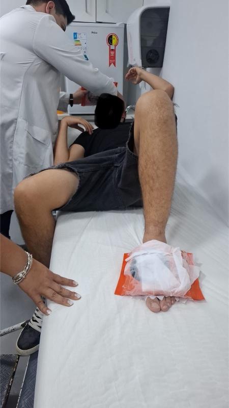 Turista é atingido por pedestal e se fere no pé Turista é atingido por pedestal e se fere no pé