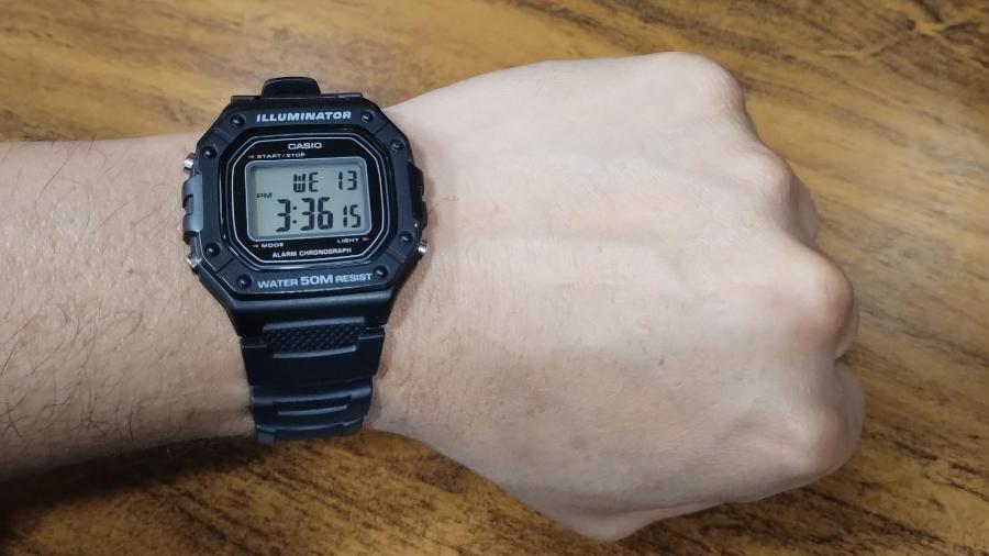 Relógio Casio é vendido na cor preta e promete ser resistente à água Relógio Casio é vendido na cor preta e promete ser resistente à água
