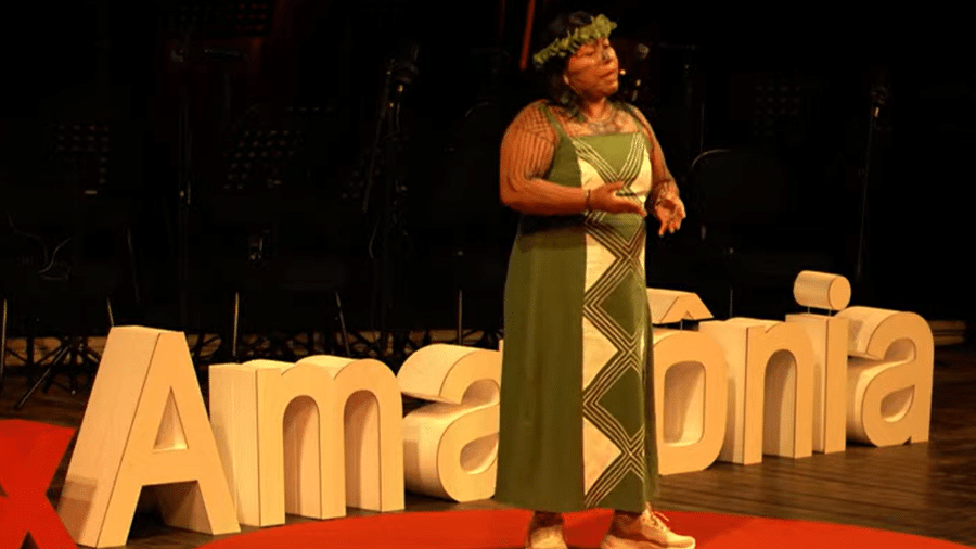 A liderança indígena Alessandra Munduruku fala no TEDxAmazônia, no Theatro da Paz, em Belém A liderança indígena Alessandra Munduruku fala no TEDxAmazônia, no Theatro da Paz, em Belém
