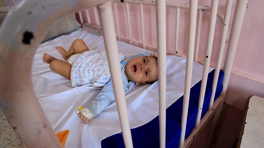 3.jul.2025 - Uma criança palestina, infectada com meningite, segundo médicos, está deitada em uma cama enquanto recebe tratamento no Hospital Nasser em Khan Younis, no sul da Faixa de Gaza 3.jul.2025 - Uma criança palestina, infectada com meningite, segundo médicos, está deitada em uma cama enquanto recebe tratamento no Hospital Nasser em Khan Younis, no sul da Faixa de Gaza