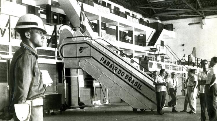 Militares no espaço da empresa aérea Panair, que teve a falência decretada em 1965