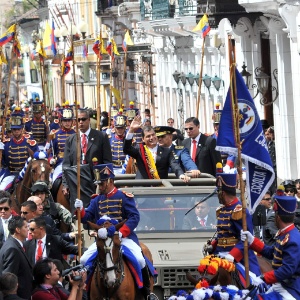 Presidente do Equador, Rafael Correa, cumprimenta partidários após a cerimônia de posse do seu terceiro mandato em Quito