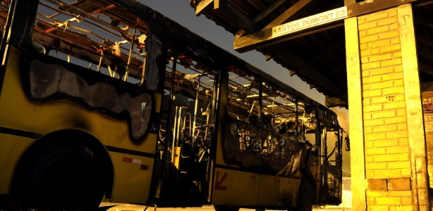 Ônibus da empresa Transtusa é incendiado em Joinville (SC); de acordo com a polícia, três homens entraram no ônibus, ordenaram que passageiros e motorista saíssem do veículo e atearam fogo - Diórgenes Pandini/Agência RBS