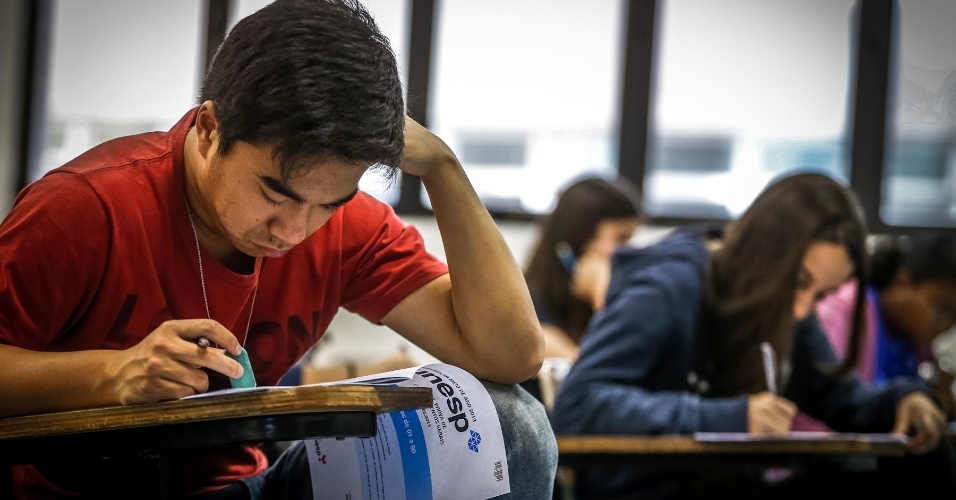 Candidatos fazem prova da Unesp (Universidade Estadual Paulista) para cursos com início no segundo semestre deste ano. Após a prova, o UOL, em conjunto com o Colégio Objetivo, trará a correção comentada do exame