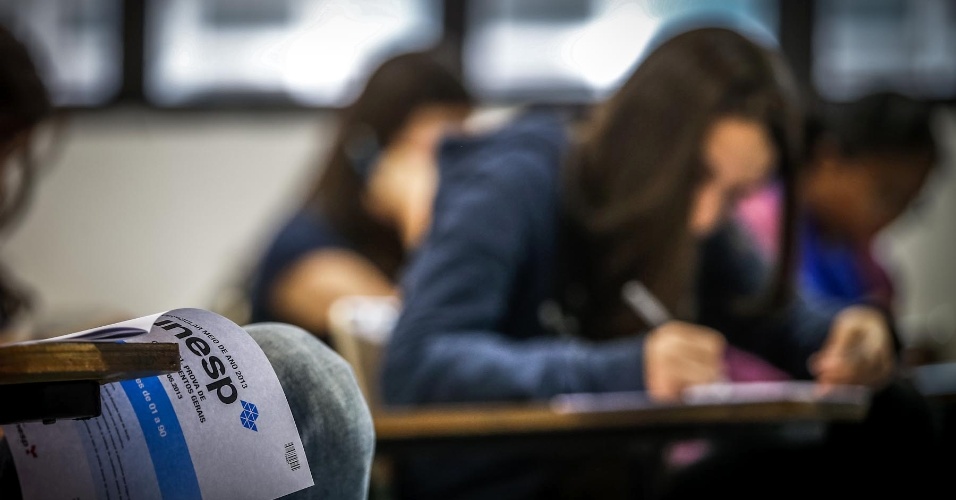 Candidatos fazem prova da Unesp (Universidade Estadual Paulista) para cursos com início no segundo semestre deste ano. Após a prova, o UOL, em conjunto com o Colégio Objetivo, trará a correção comentada do exame