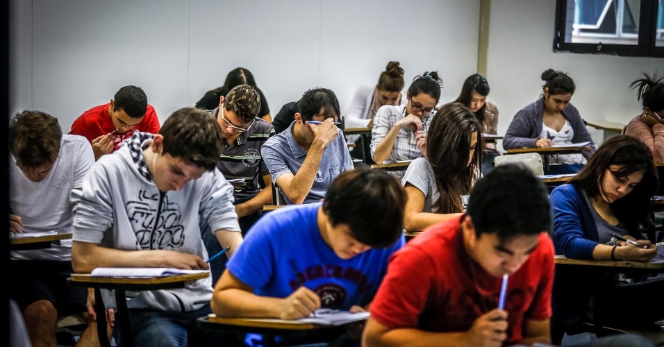 Candidatos fazem prova da Unesp (Universidade Estadual Paulista) para cursos com início no segundo semestre deste ano. Após a prova, o UOL, em conjunto com o Colégio Objetivo, trará a correção comentada do exame
