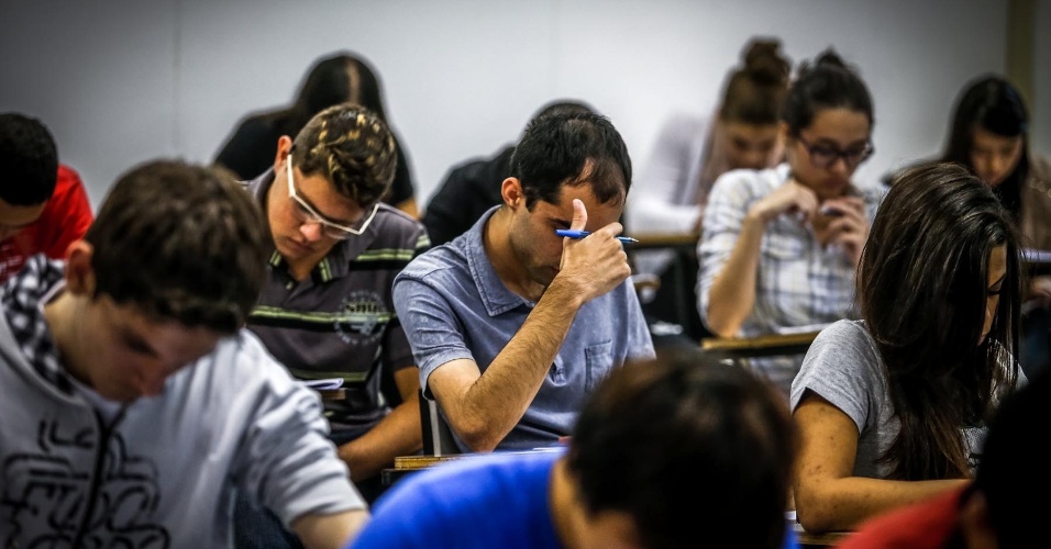 Candidatos fazem prova da Unesp (Universidade Estadual Paulista) para cursos com início no segundo semestre deste ano. Após a prova, o UOL, em conjunto com o Colégio Objetivo, trará a correção comentada do exame