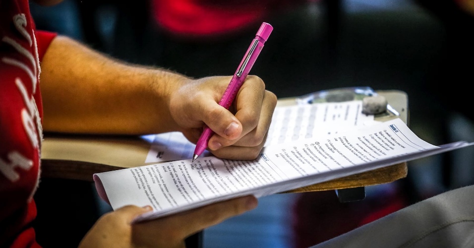 Candidatos fazem prova da Unesp (Universidade Estadual Paulista) para cursos com início no segundo semestre deste ano. Após a prova, o UOL, em conjunto com o Colégio Objetivo, trará a correção comentada do exame