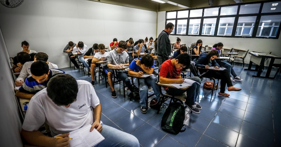 São esperados 19.777 inscritos na primeira fase do vestibular de inverno da Unesp (Universidade Estadual Paulista). Após a prova, o UOL, em conjunto com o Colégio Objetivo, trará a correção comentada do exame