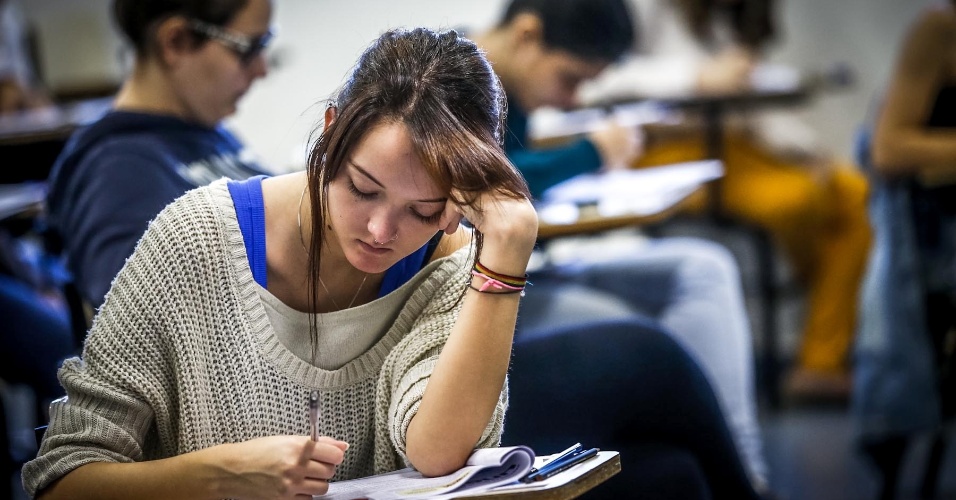 Candidatos fazem prova da Unesp (Universidade Estadual Paulista) para cursos com início no segundo semestre deste ano. Após a prova, o UOL, em conjunto com o Colégio Objetivo, trará a correção comentada do exame