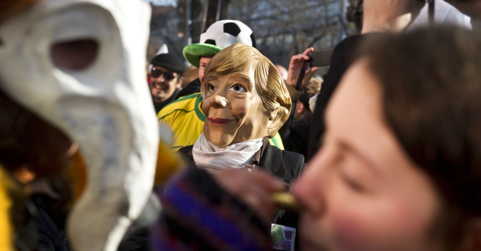 11.nov.11 - Manifestante usa fantasia de Angela Merkel em protesto contra o governo alemão no dia de início da temporada de Carnaval na Alemanha