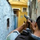 27.mai.2013 - Policiais patrulham local conhecido como "Inferno Verde", no Complexo do Alemão, zona norte do Rio de Janeiro, um dia após a troca de tiros que aconteceu pouco antes do "Desafio pela Paz" --corrida de rua organizada pelo grupo AfroReggae em que atletas percorreram parte do trajeto utilizado pelos traficantes que fugiram do morro durante a ocupação da polícia em 2010. Para moradores do local, a instauração das UPPs (Unidades de Polícia Pacificadora) não mudou muita coisa no cotidiano da comunidade - Antonio Scorza/UOL