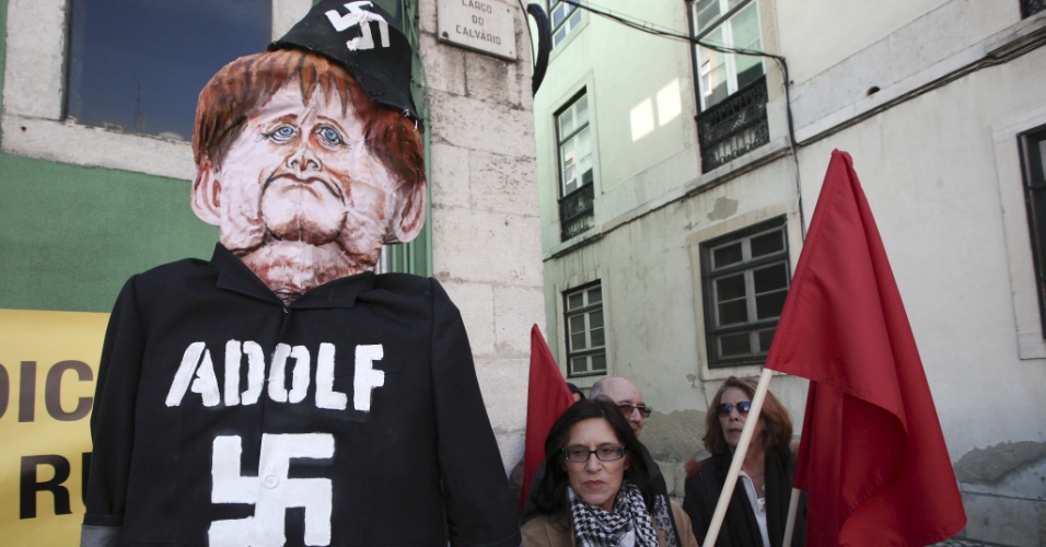 12.nov.12 - Grupo protesta contra a visita de Angela Merkel a Lisboa, em Portugal
