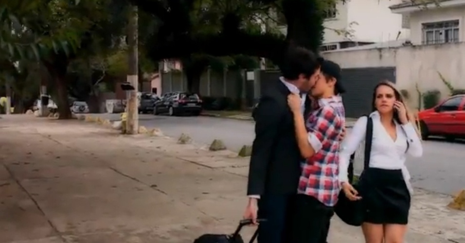 28.mai.2013 - No clipe da música "Scared of Falling in Love" (Medo de se Apaixonar), do cantor brasileiro Andre Tonanni, é possível ver beijos homossexuais.