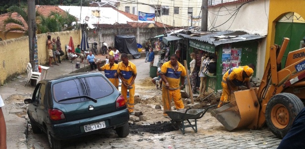 Funcionários da Prefeitura do Rio taparam buraco na favela Santa Marta na quarta-feira (29) - Julia Affonso/UOL
