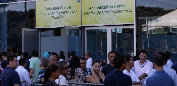 Filas para retirada de ingressos da Copa das Confederações no Rio de Janeiro