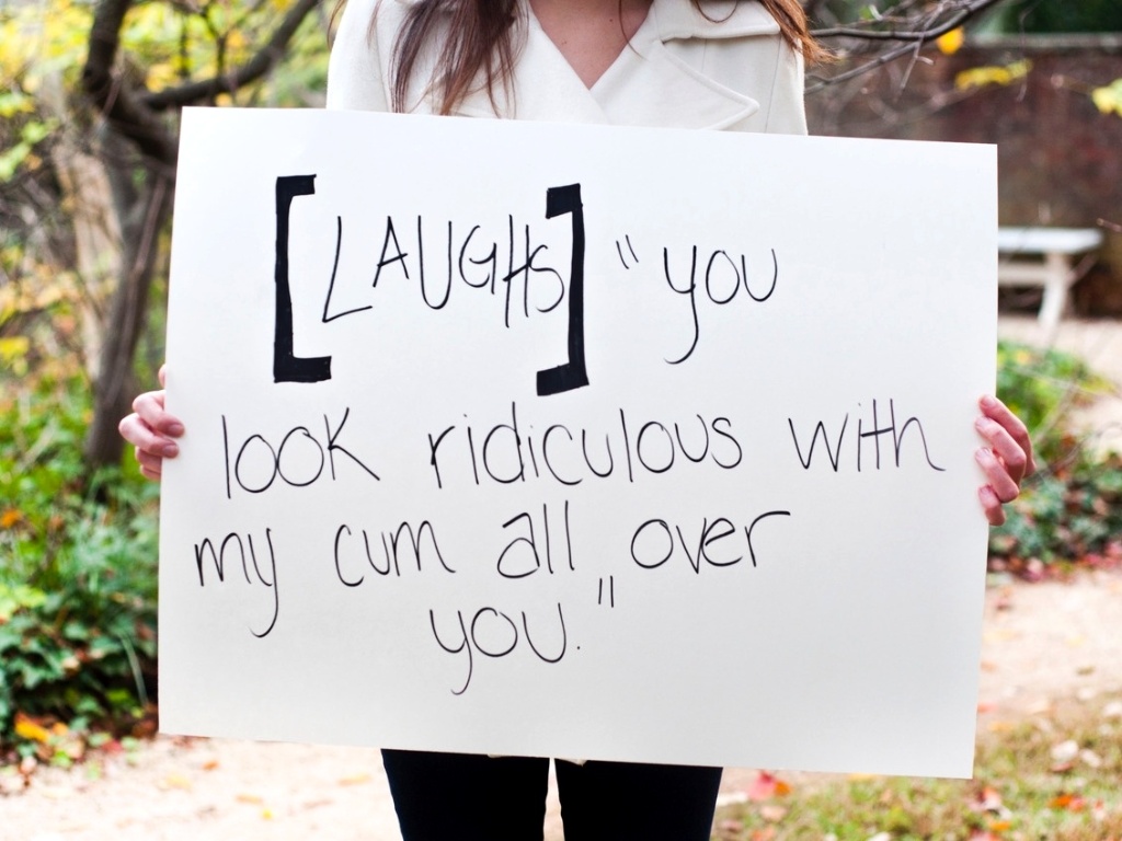 29.mai.2013 - Vítima de estupro da cidade de Charlottesville, na Vírginia (EUA), mostra papel com a seguinte mensagem: [Risos] "Você parece tão ridícula com todo meu esperma sobre você". Ela participa do projeto Unbreakable (inquebrável, em português), tumblr da fotógrafa norte-americana Grace Brown que reúne fotos de pessoas abusadas sexualmente segurando cartazes com frases ditas por seus agressores - Grace Brown/projectunbreakable.tumblr.com