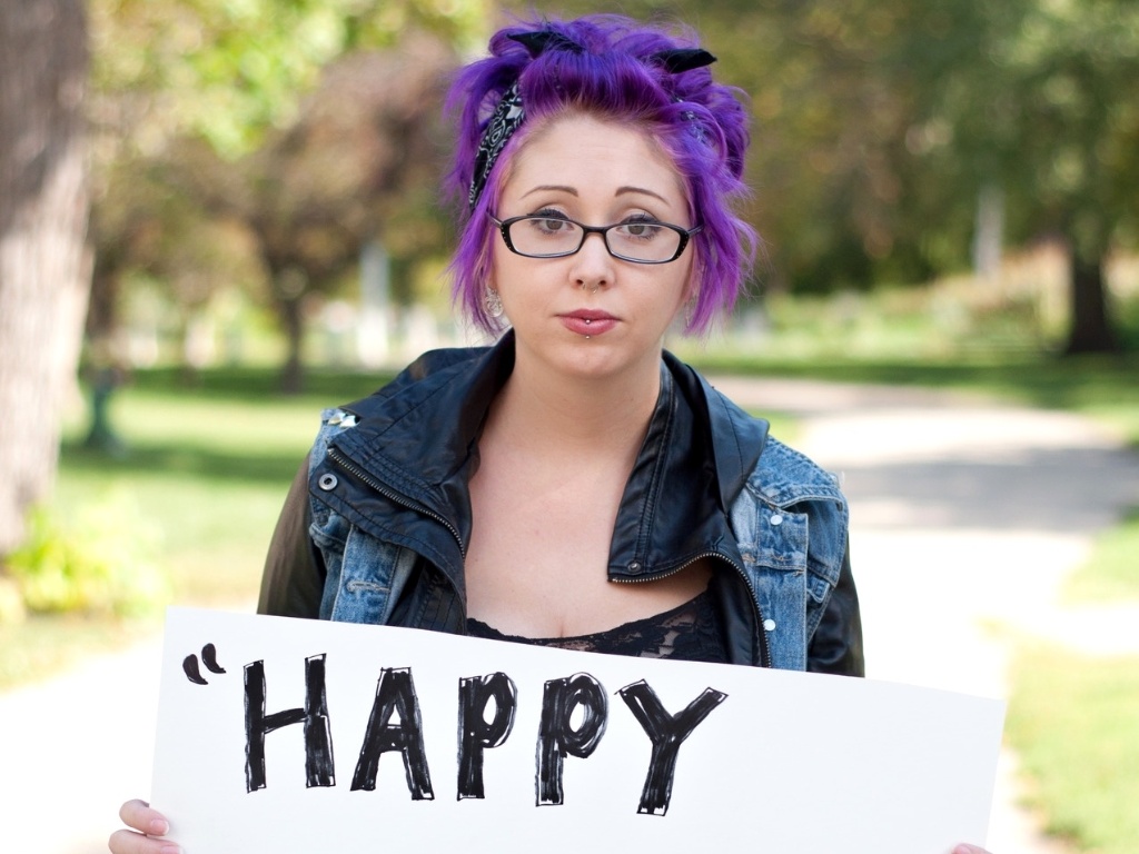 29.mai.2013 - Vítima de estupro da cidade de Chicago, em Illinois (EUA), exibe cartaz no qual se lê: "Feliz aniversário". Ela participa do projeto Unbreakable (inquebrável, em português), tumblr da fotógrafa norte-americana Grace Brown que reúne fotos de pessoas abusadas sexualmente segurando cartazes com frases ditas por seus agressores - Grace Brown/projectunbreakable.tumblr.com