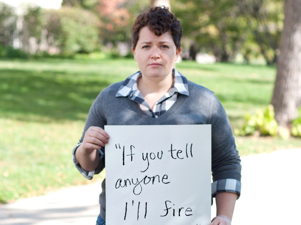 29.mai.2013 - Vítima de estupro da cidade de Chicago, em Illinois (EUA), exibe papel com a seguinte mensagem: "Se você contar para alguém, eu vou demitir seu pai". Ela participa do projeto Unbreakable (inquebrável, em português), tumblr da fotógrafa norte-americana Grace Brown que reúne fotos de pessoas abusadas sexualmente segurando cartazes com frases ditas por seus agressores - Grace Brown/projectunbreakable.tumblr.com