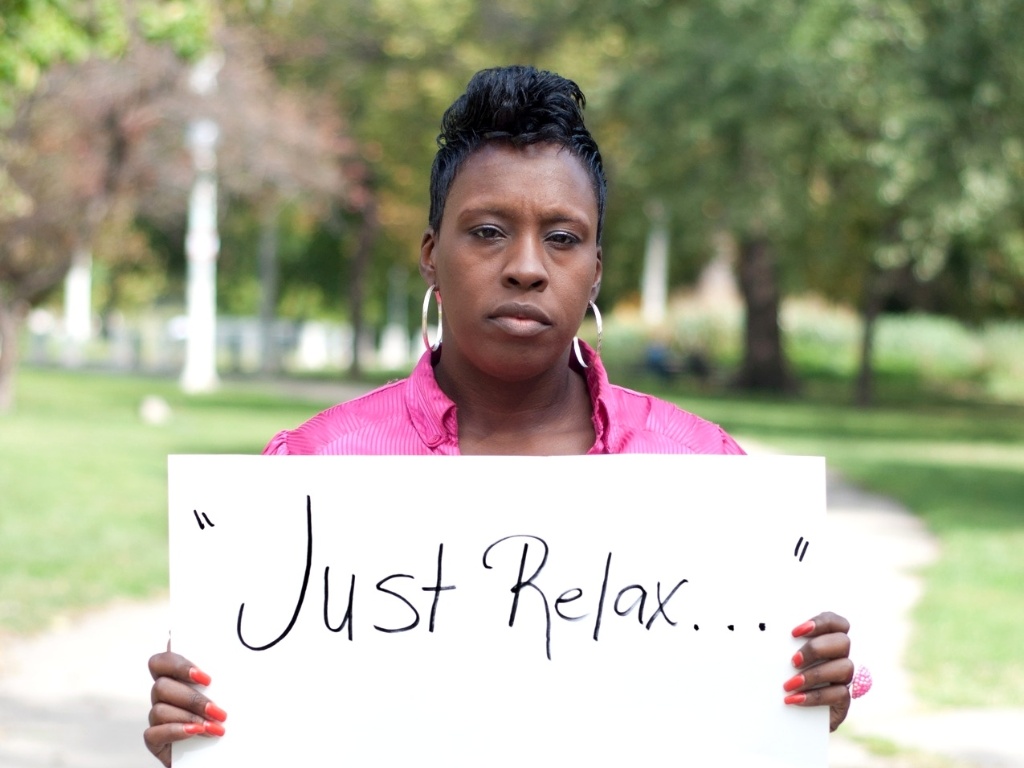 29.mai.2013 - Vítima de estupro da cidade de Chicago, em Illinois (EUA), mostra papel com a seguinte mensagem: "Apenas relaxe...". Ela participa do projeto Unbreakable (inquebrável, em português), tumblr da fotógrafa norte-americana Grace Brown que reúne fotos de pessoas abusadas sexualmente segurando cartazes com frases ditas por seus agressores - Grace Brown/projectunbreakable.tumblr.com