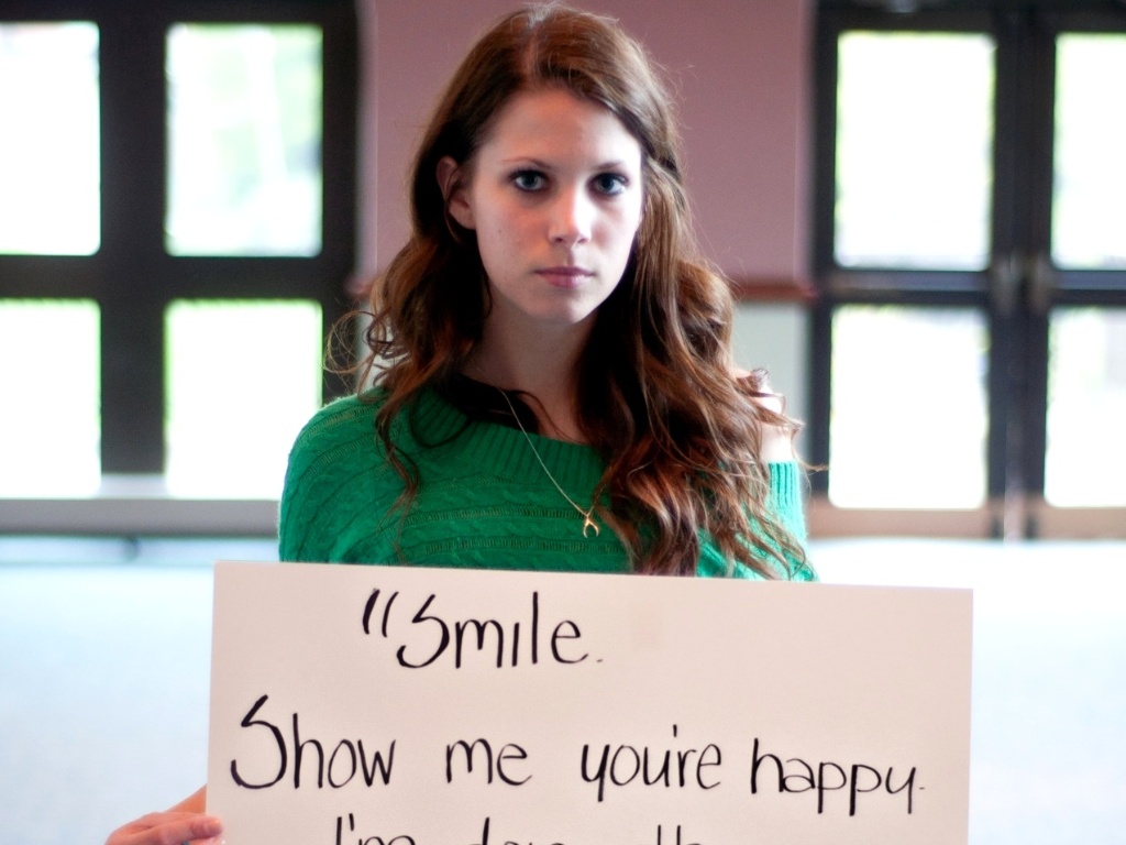 29.mai.2013 - Vítima de estupro da cidade de Delaware, em Ohio (EUA), exibe papel com a seguinte mensagem: "Sorria. Mostre-me que você está feliz. Estou fazendo isso por você". Ela participa do projeto Unbreakable (inquebrável, em português), tumblr da fotógrafa norte-americana Grace Brown que reúne fotos de pessoas abusadas sexualmente segurando cartazes com frases ditas por seus agressores - Grace Brown/projectunbreakable.tumblr.com