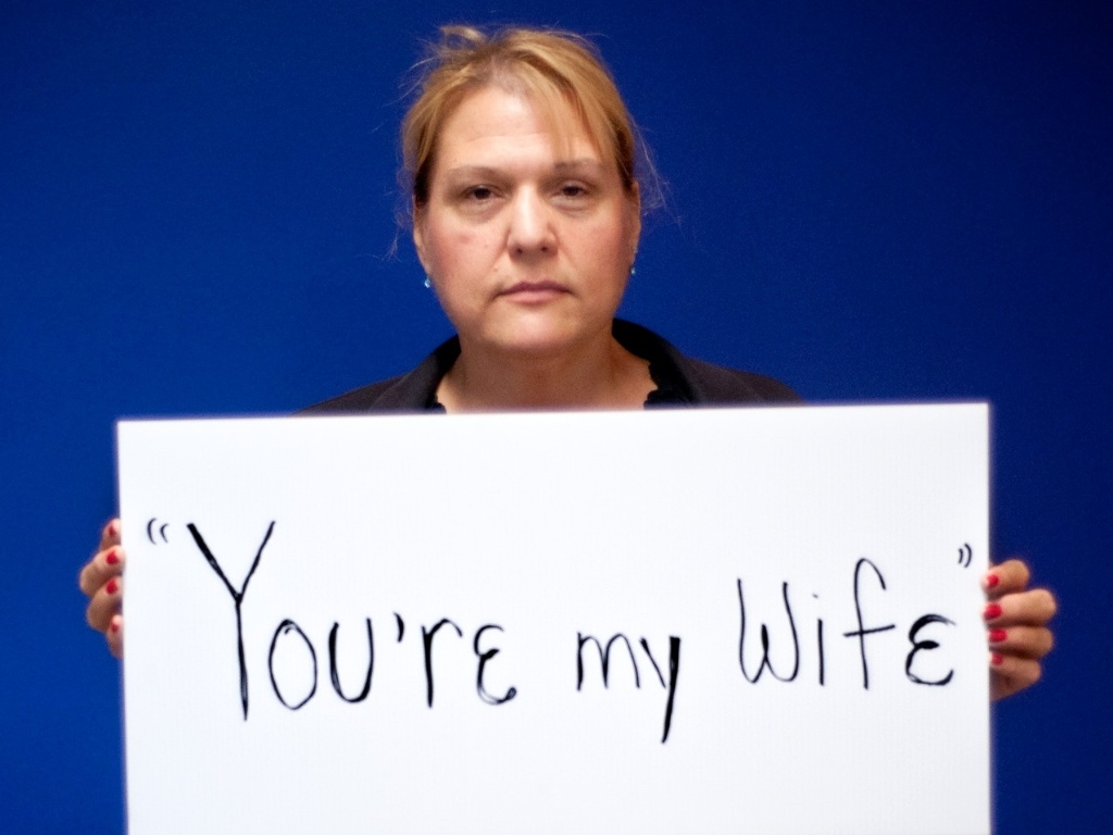 29.mai.2013 - Vítima de estupro da cidade de Slippery Rock, na Pensilvânia (EUA), mostra cartaz no qual se lê: "Você é minha mulher". Ela participa do projeto Unbreakable (inquebrável, em português), tumblr da fotógrafa norte-americana Grace Brown que reúne fotos de pessoas abusadas sexualmente segurando cartazes com frases ditas por seus agressores - Grace Brown/projectunbreakable.tumblr.com