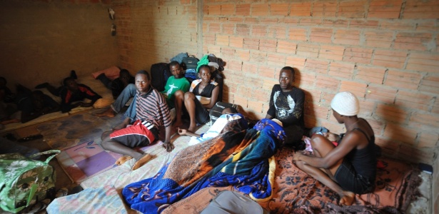 Em condições precárias, imigrantes haitianos aguardam visto de permanência no Brasil - Marcello Casals Jr./ABr
