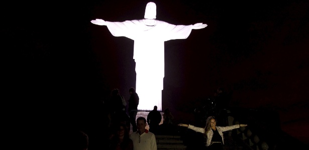 Cristo Redentor, um dos principais cartões postais do Rio de Janeiro, abriu pela primeira vez em sua história para a visitação noturna - Domingos Peixoto/Agência o Globo