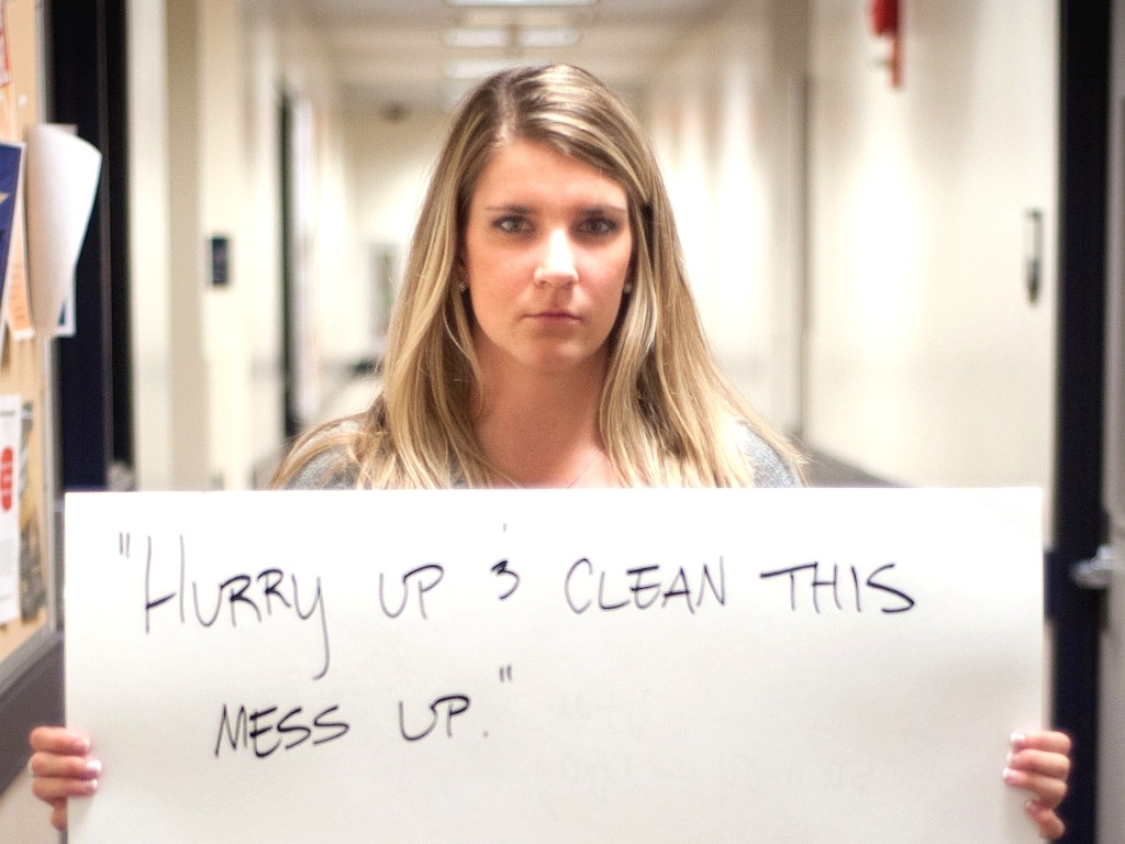 30.mai.2013 - Vítima de estupro de Washington DC (EUA), segura cartaz com a seguinte mensagem: ?Ande logo e arrume essa bagunça (se referindo ao sangue e ao sêmen no chão)?. Ela participa do projeto Unbreakable (inquebrável, em português), tumblr da fotógrafa norte-americana Grace Brown que reúne fotos de pessoas abusadas sexualmente segurando cartazes com frases ditas por seus agressores - Grace Brown/projectunbreakable.tumblr.com