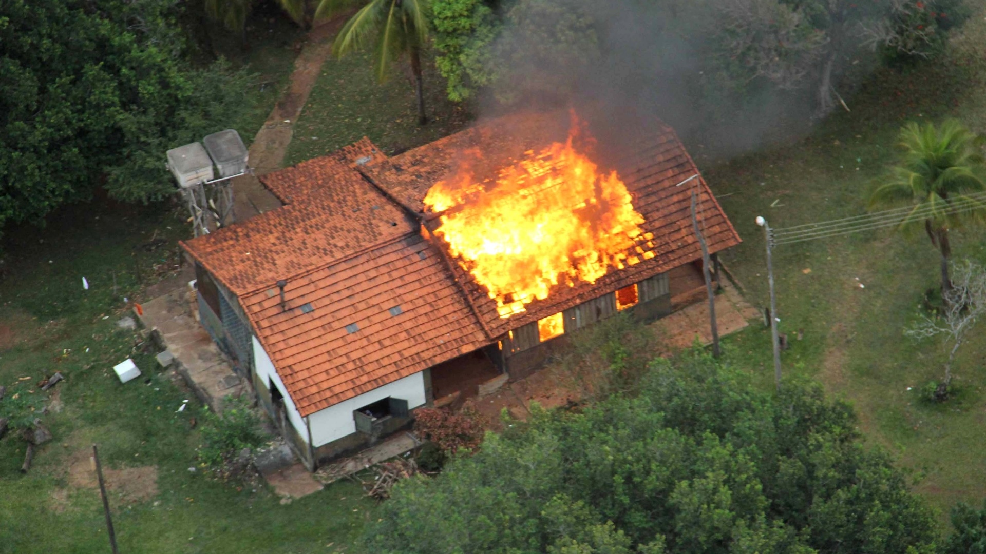 30.mai.2013 - Índios da etnia Terena entram em confronto com policiais federais e militares em reintegração de posse na fazenda Buriti, em Sidrolândia, cidade a 72 km de Campo Grande, no Mato Grosso do Sul, nesta quinta-feira (30). Um índio morreu e quatro ficaram feridos. A casa onde funciona a sede da fazenda foi incendiada - Moisés Palácios/Futura Press