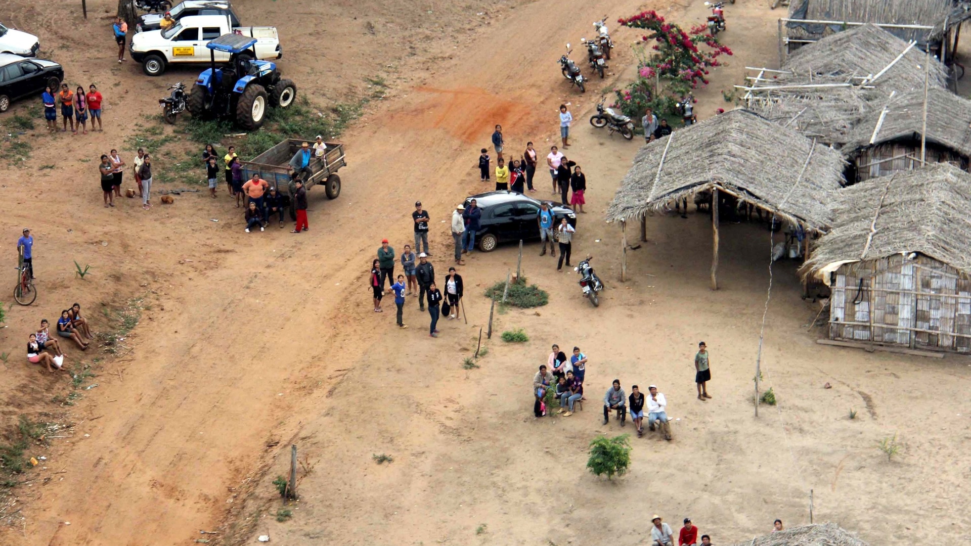 30.mai.2013 - Índios da etnia Terena entram em confronto com policiais federais e militares em reintegração de posse na fazenda Buriti, em Sidrolândia, cidade a 72 km de Campo Grande, no Mato Grosso do Sul, nesta quinta-feira (30). Um índio morreu e quatro ficaram feridos - Moisés Palácios/Futura Press