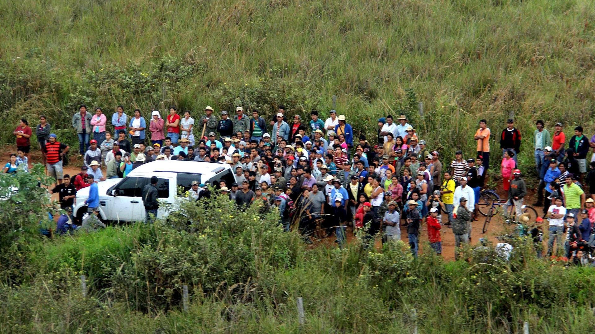 30.mai.2013 - Índios da etnia Terena entram em confronto com policiais federais e militares em reintegração de posse na fazenda Buriti, em Sidrolândia, cidade a 72 km de Campo Grande, no Mato Grosso do Sul, nesta quinta-feira (30). Um índio morreu e quatro ficaram feridos - Moisés Palácios/Futura Press