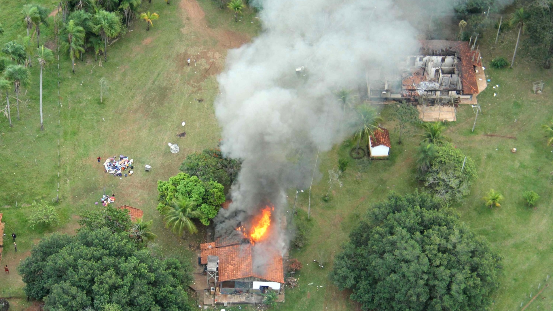 31.mai.2013 - Índios da etnia Terena entram em confronto com policiais federais e militares em reintegração de posse na fazenda Buriti, em Sidrolândia, cidade a 72 km de Campo Grande, no Mato Grosso do Sul, nesta quinta-feira (30). Um índio morreu e quatro ficaram feridos. A casa onde funciona a sede da fazenda foi incendiada - Moisés Palácios/Futura Press