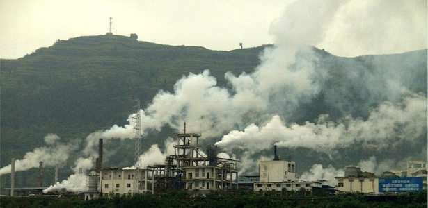 A queima de combustíveis fósseis nas atividades industriais contribuem decisivamente para o aquecimento global, segundo muitos cientistas - Wikimedia commons