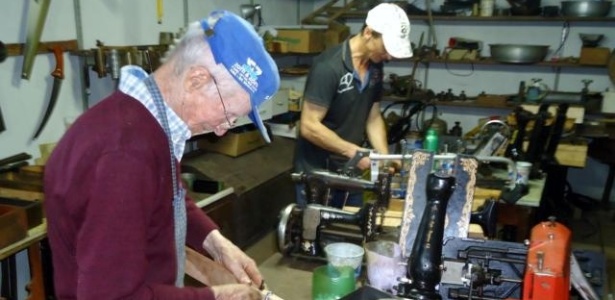 Sapateiro aposentado Ângelo Spricigo, 98 (em primeiro plano), fundou e dirige desde 1998 o único museu brasileiro de máquinas de costura - Reprodução/Facebook