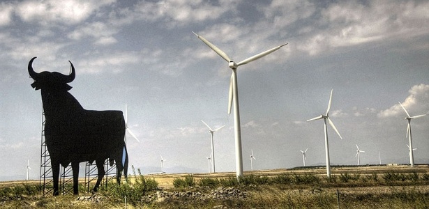 Turbinas ao lado do touro de Osborne, símbolo extra-oficial do país: Espanha é o terceiro produtor mundial de energia eólica. - Jesus Martinez/Wikimedia commons