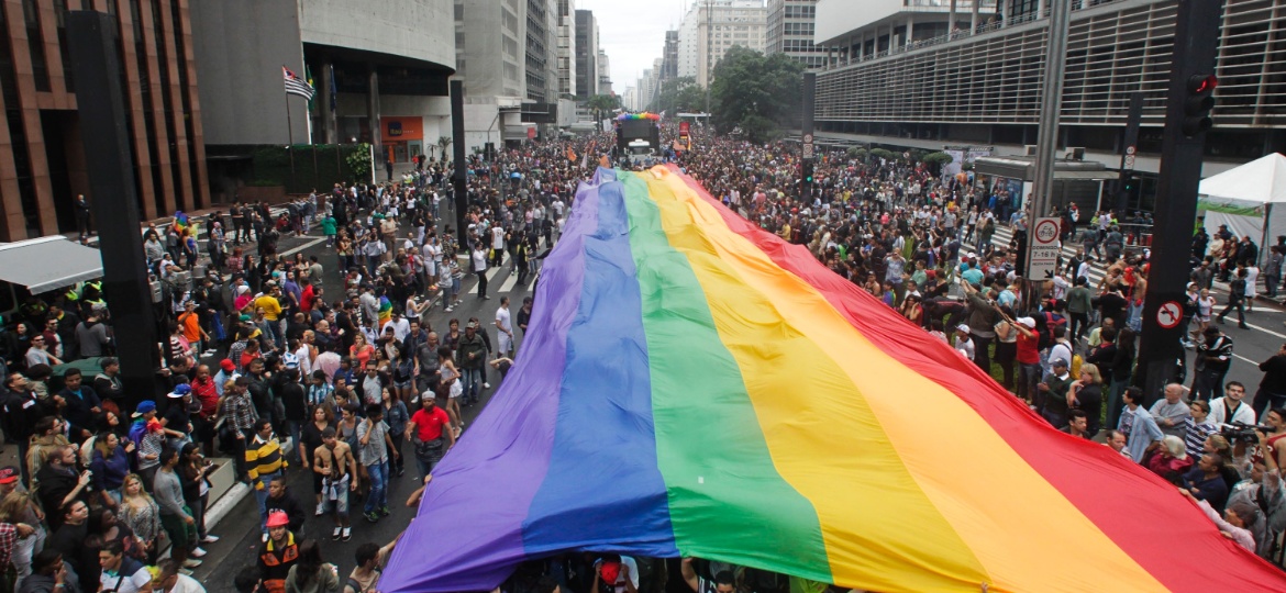 Manifestantes agitam bandeira nas cores do arco-íris durante a Parada do Orgulho LGBT de São Paulo, na avenida Paulista - Fernando Donasci/UOL