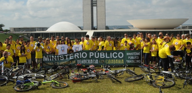 Passeio ciclístico reúne centenas de pessoas em Brasília (DF) na manhã deste domingo (2) contra PEC37 37 - José Cruz/ABr