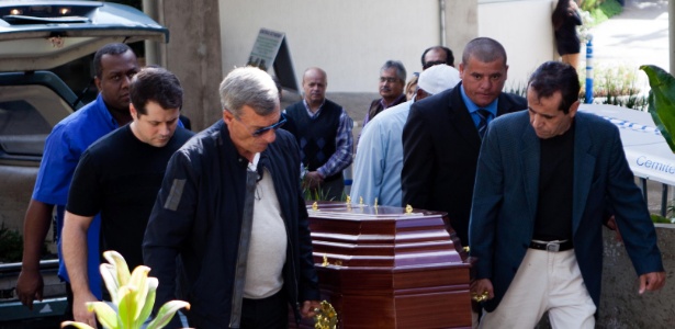 Amigos e familiares participam do enterro do dentista Alexandre Peçanha Gaddy, 41, que morreu ao ter o corpo queimado em uma suposta tentativa de assalto em seu consultório, em São José dos Campos (SP)