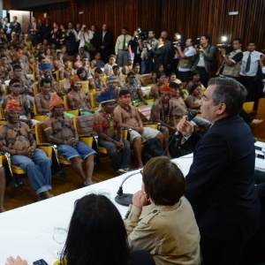 4.jun.2013 - Cento e quarenta indígenas mundurucus se reúnem com o ministro da Secretaria-Geral da Presidência, Gilberto Carvalho, e representantes de outros órgãos do governo para discutir a suspensão de empreendimentos energéticos na Amazônia e outras reivindicações indígenas - Fabio Rodrigues Pozzebom/ABr