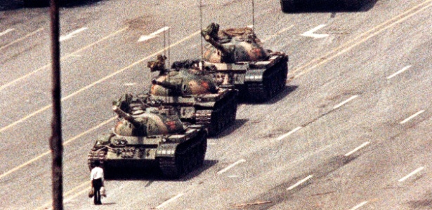 Em foto de 5 de junho de 1989, homem se posta diante de tanques na região da Praça da Paz Celestial - Arthur Tsang/Reuters/Arquivo 5.jun.1989