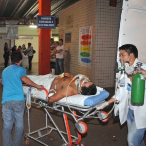 O índio terena Joziel Alves dá entrada em hospital após ser baleado em fazenda no MS - Gerson Walber/Correio Do Estado