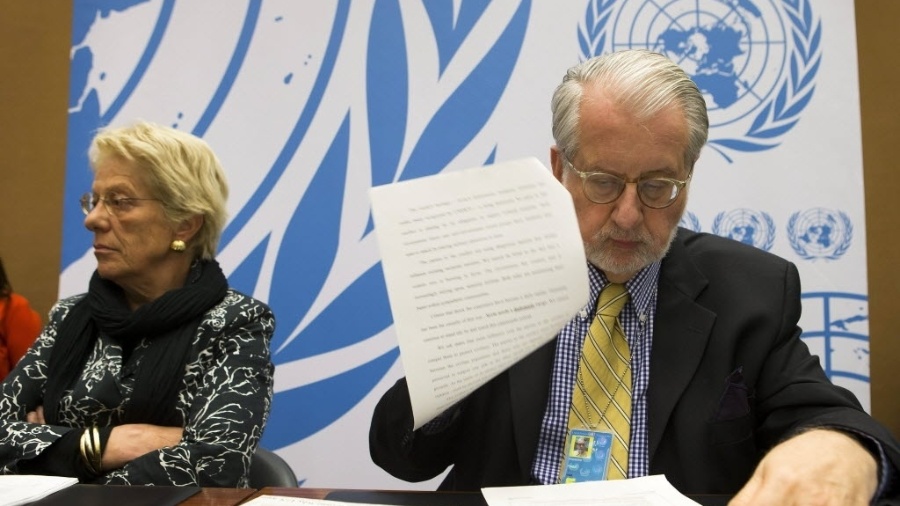 4.jun.2013 - O presidente da comissão independente da ONU para investigar o conflito na Síria, o brasileiro Paulo Sérgio Pinheiro (dir), e a suíça Carla del Ponte, membro do mesmo grupo, apresentam informe sobre a crise no país nesta terça-feira (4), em Genebra, na Suíça. A comissão constatou o uso de armas químicas no país, sem ter, no entanto, comprovado quem as utilizou. Há suspeita de que rebeldes sírios possuam armas químicas e que as tenham utilizado