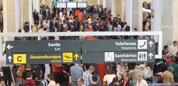 A TAM  promete avisar mudanças de horário e de voos por e-mail, ligações telefônicas e até SMS - Carlos Moraes/Agência O Dia/Estadão Conteúdo