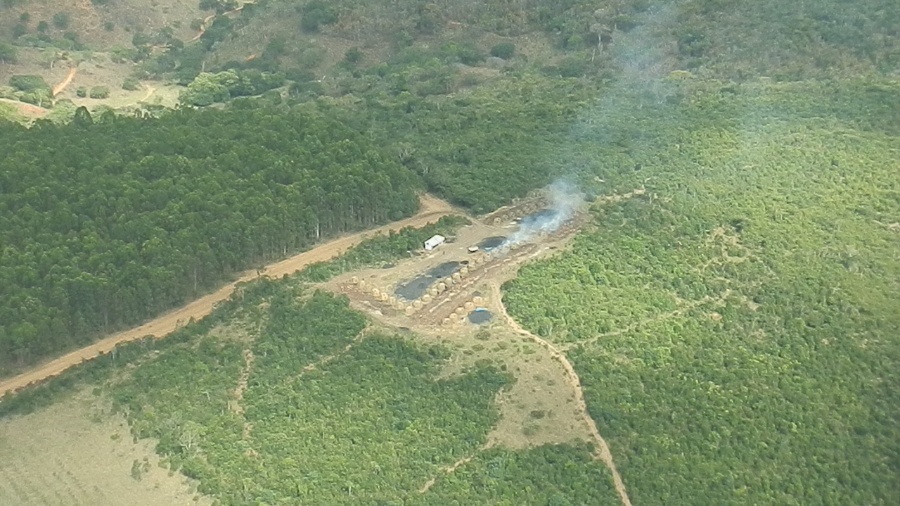 4.jun.2013 - Desmatamento em área de mata atlântica em Minas Gerais