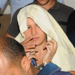 Amina Sboui chega algemada e com a cabeça coberta em tribunal tunisiano