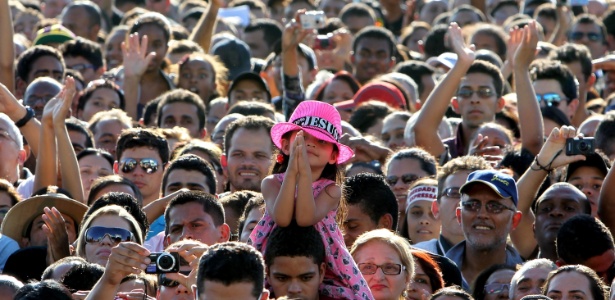 Criança participa de manifestação em frente ao Congresso Nacional, em Brasília, a favor da liberdade religiosa e contrária ao casamento gay e ao aborto - Roberto Jayme/UOL